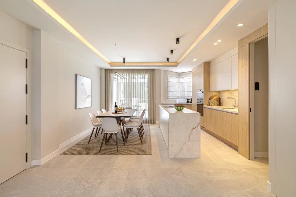 Fotografía de alquiler vacacional de un moderno salón-comedor con cocina abierta, luz natural y mobiliario contemporáneo en Nueva Andalucía