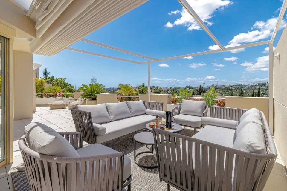 Vacation rental photograph of a spacious terrace with comfortable outdoor sofas and clear views in Nueva Andalucía