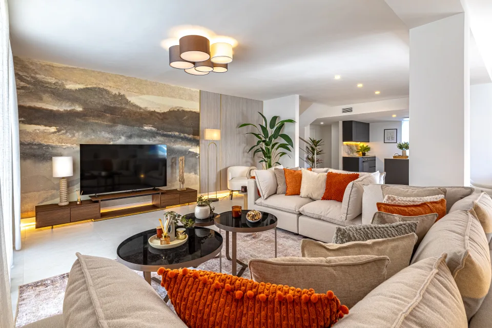 Fotografía de interiorismo y arquitectura de un acogedor salón con sofá claro, lámpara de pie moderna y luz natural en Cala de Mijas