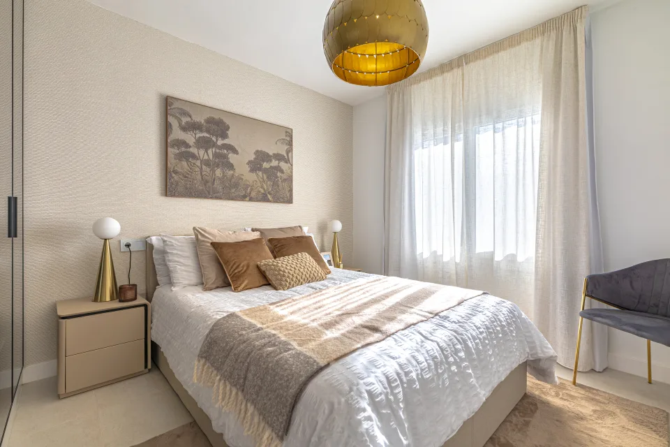 Fotografía de interiorismo y arquitectura de un acogedor dormitorio con cama doble, decoración suave y luminosa en Cala de Mijas