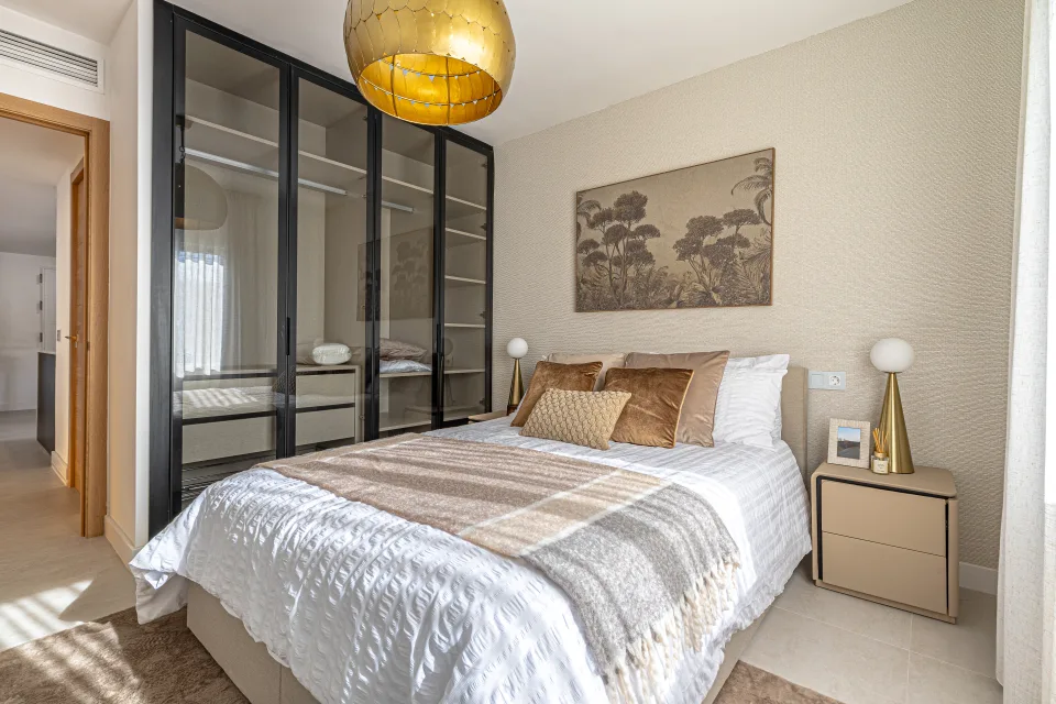 Fotografía de interiorismo y arquitectura de una habitación con cama doble, decoración suave y moderna en Cala de Mijas