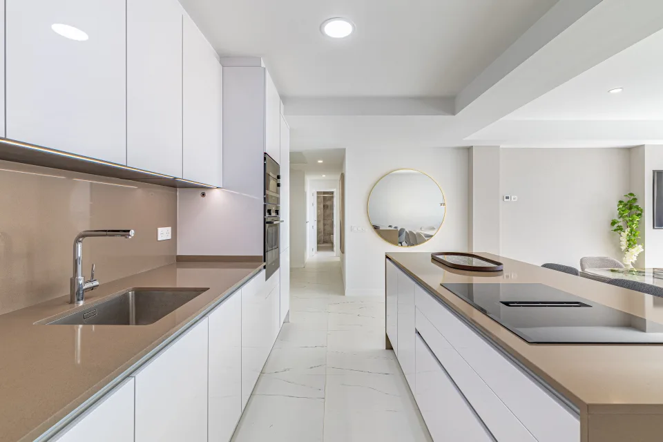 Fotografía de alquiler vacacional de un moderno y luminoso cocina de diseño minimalista con encimera de granito en Casares Costa