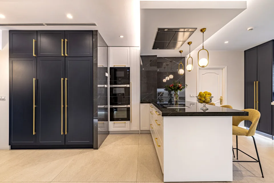 Fotografía de alquiler vacacional de una cocina moderna con armarios oscuros, electrodomésticos de última generación en Marbella