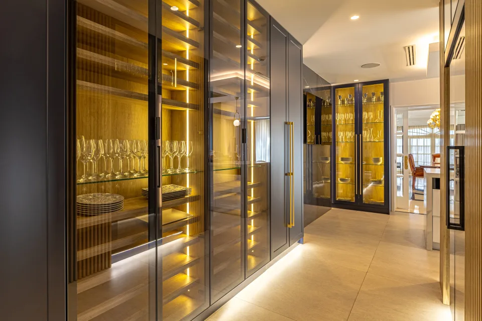 Fotografía de alquiler vacacional de una moderna bodega con estantes iluminados y copas de cristal en Marbella