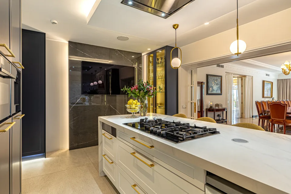 Fotografía de alquiler vacacional de una cocina moderna con isla central, muebles elegantes y luz natural abundante en Marbella