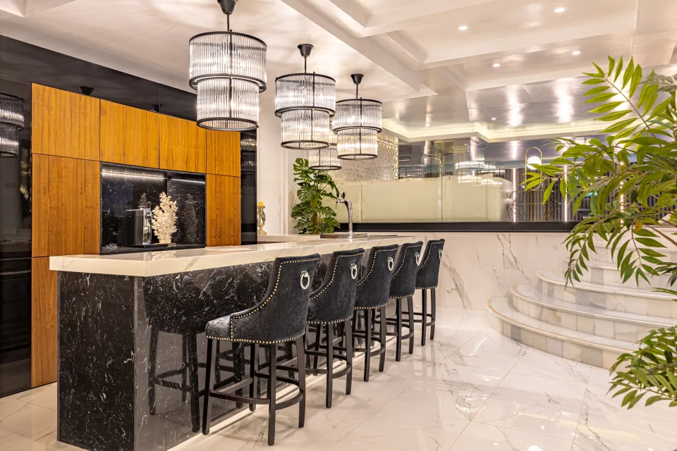 Fotografía de alquiler vacacional de un moderno bar con taburetes de diseño y elegante iluminación en Marbella