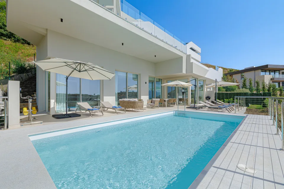Vacation rental photograph of a modern apartment with terrace, private pool and sun loungers in Benahavís