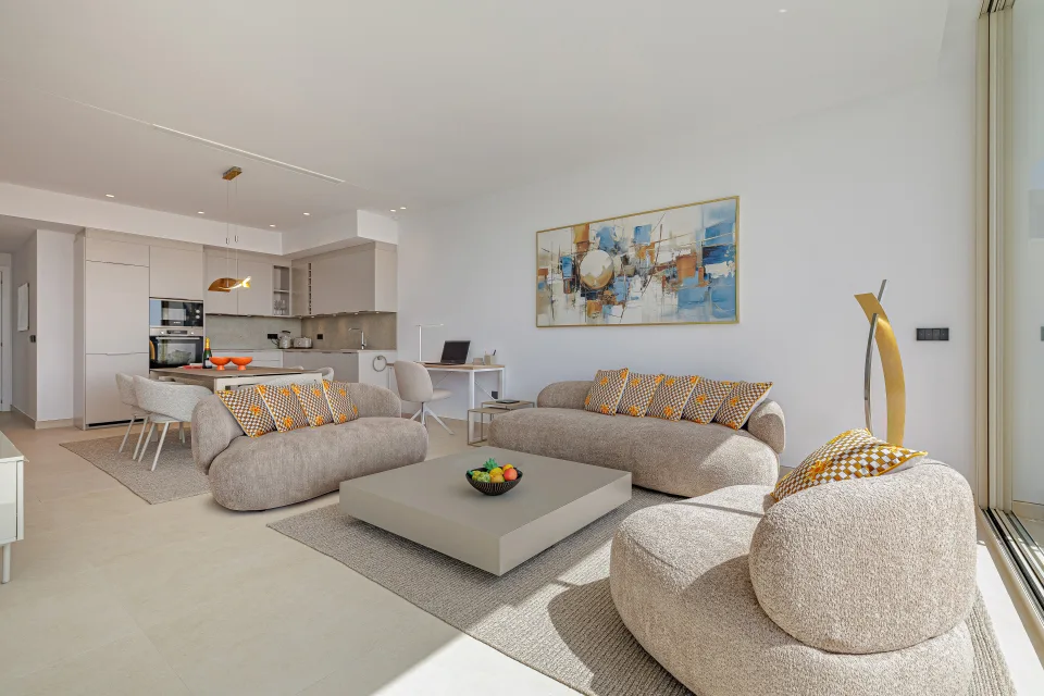 Fotografía de alquiler vacacional de un moderno salón con sofás de diseño, mesa baja elegante y luminosa decoración en Benahavís