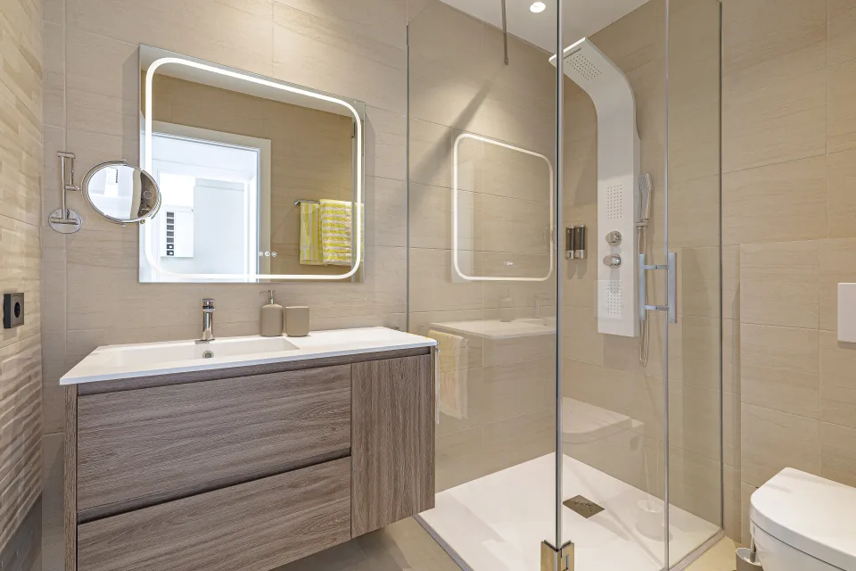 Fotografía de alquiler vacacional de un baño moderno con ducha a ras de suelo, lavabo de diseño en Benahavís