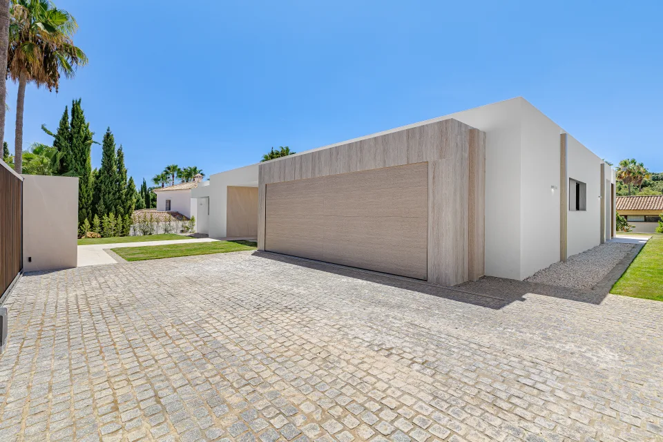 Fotografía de arquitectura de una villa contemporánea con fachada minimalista en Sotogrande