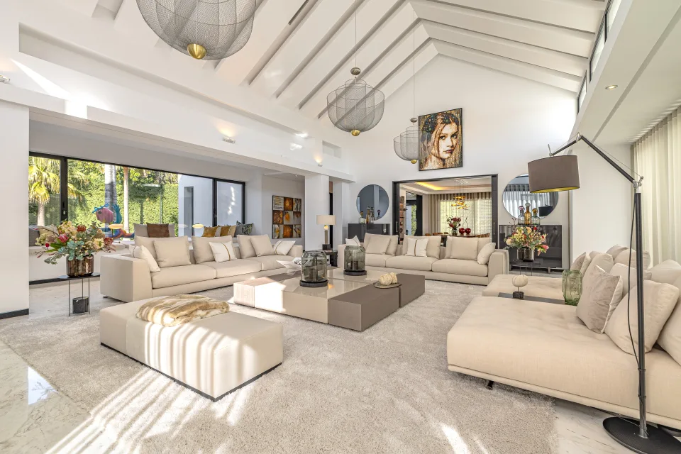 Interior design and architecture photograph of a spacious living room with high ceiling, light sofas in Guadalmina Baja