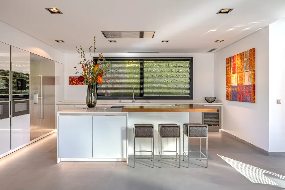 Interior design and architecture photograph of a modern minimalist kitchen with a central island, white in Guadalmina Baja