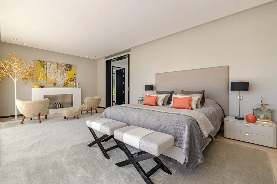 Interior design and architecture photograph of a spacious bedroom with a large bed, side tables and modern decor in Guadalmina Baja