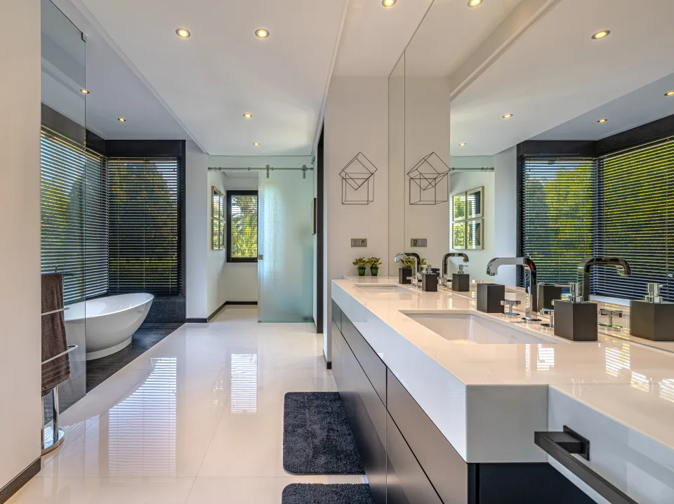 Fotografía de interiorismo y arquitectura de un moderno baño con bañera exenta, lavabos dobles en Guadalmina Baja