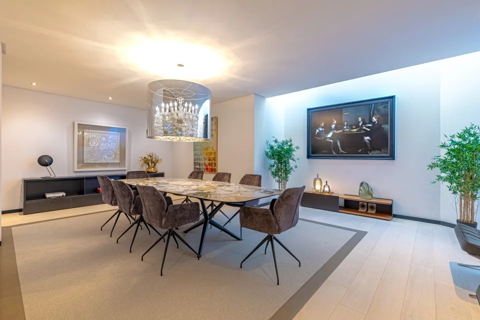 Fotografía de interiorismo y arquitectura de un elegante comedor con mesa de mármol, sillas tapizadas en Guadalmina Baja