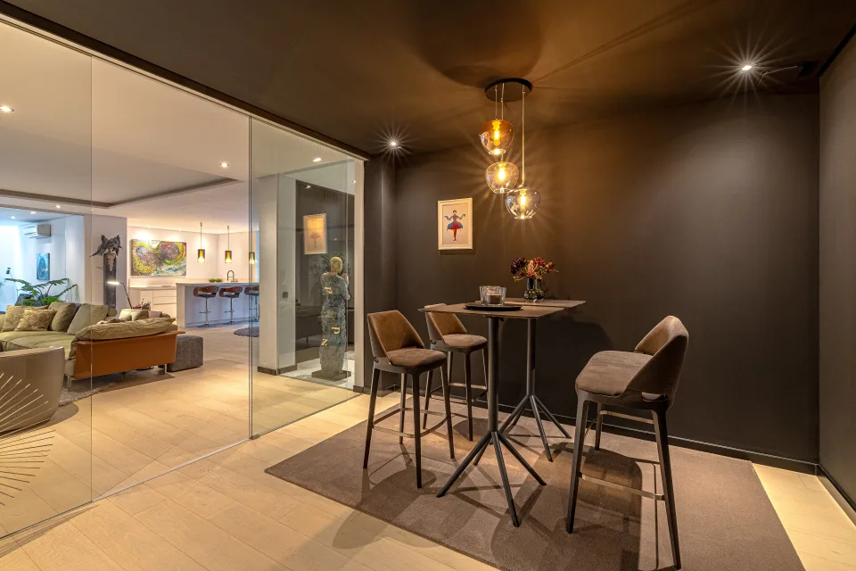 Fotografía de interiorismo y arquitectura de un elegante salón con iluminación cálida, mobiliario moderno en Guadalmina Baja