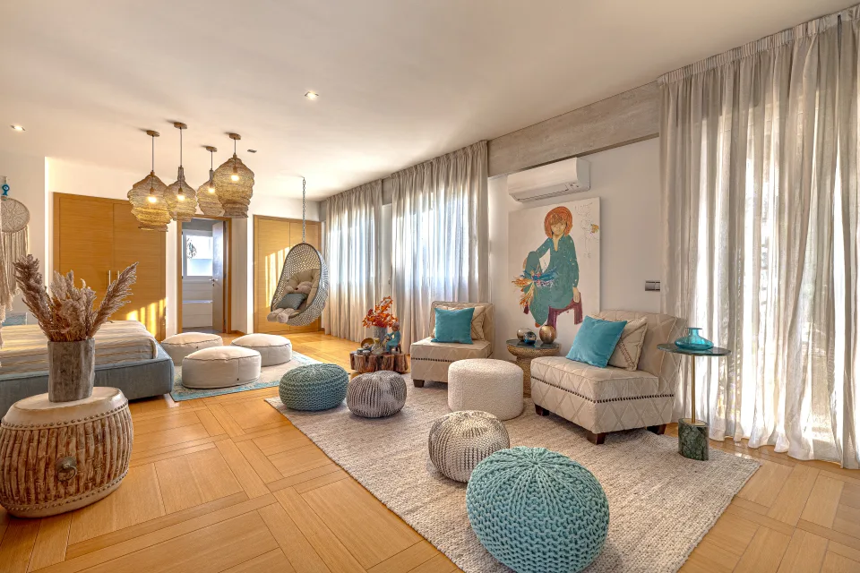 Fotografía inmobiliaria de un luminoso salón decorado con estilos modernos, alfombras suaves y mobiliario acogedor en Marbella