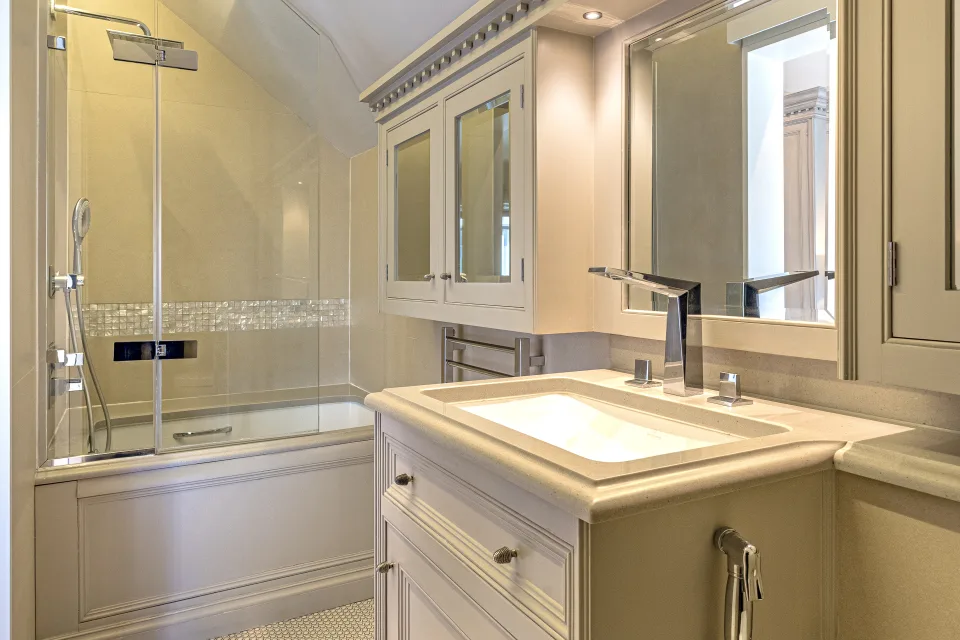 Fotografía inmobiliaria de un baño moderno con ducha, lavabo elegante y armarios espaciosos en Londres