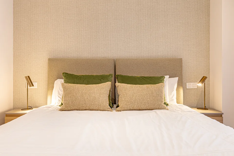 Fotografía de interiorismo y arquitectura de una habitación con cabecero acolchado, almohadas decorativas en Sotogrande